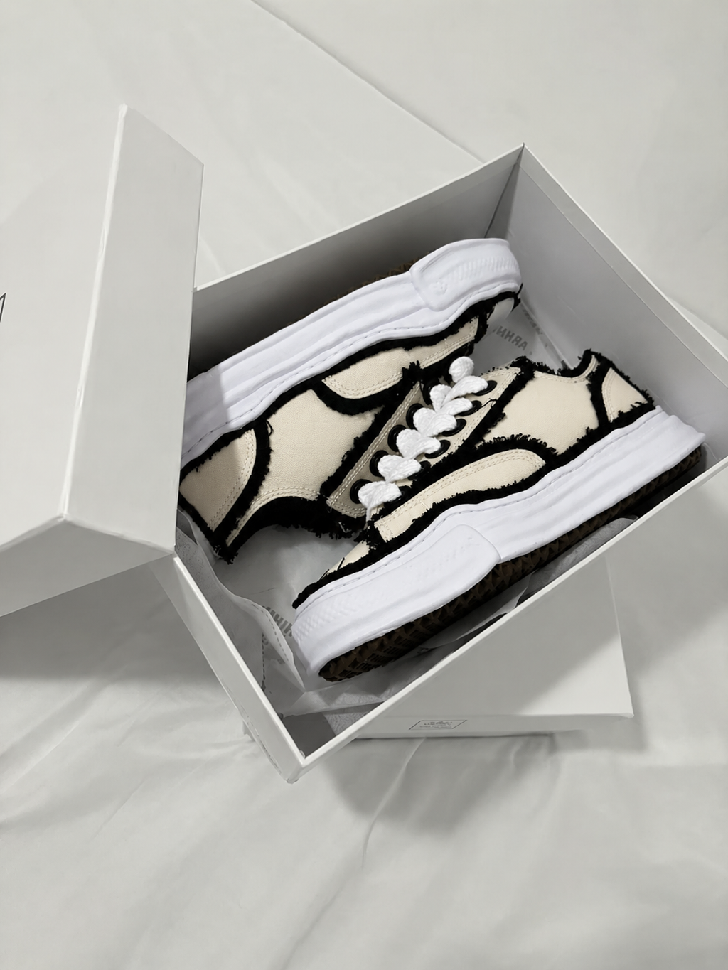 VINTAGE IVORY SNEAKER