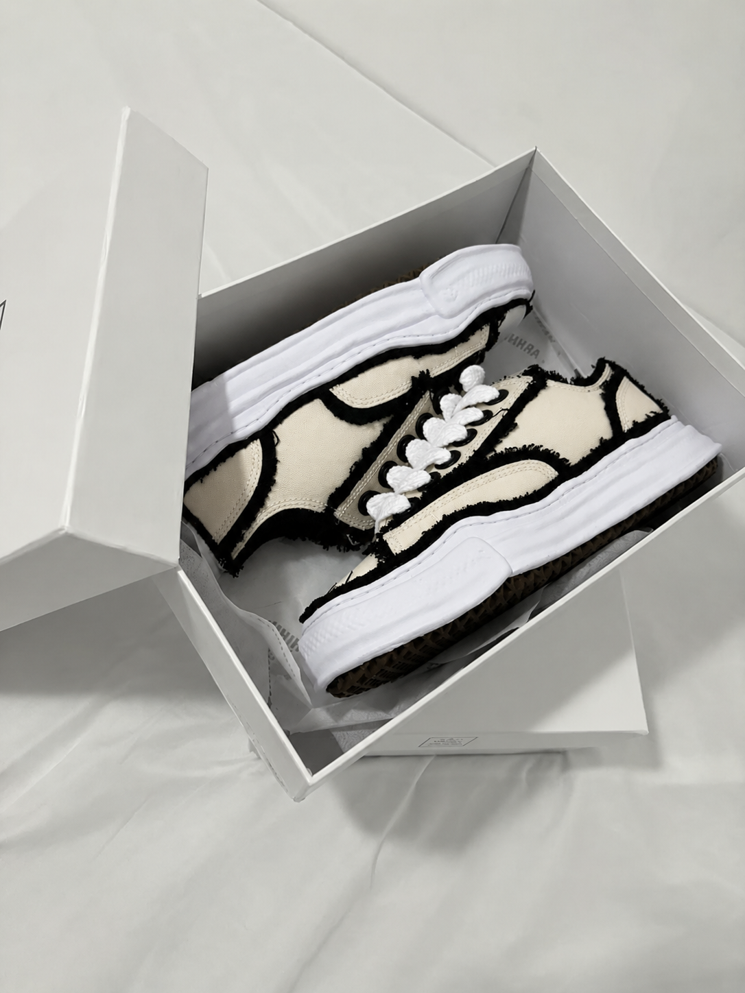 VINTAGE IVORY SNEAKER